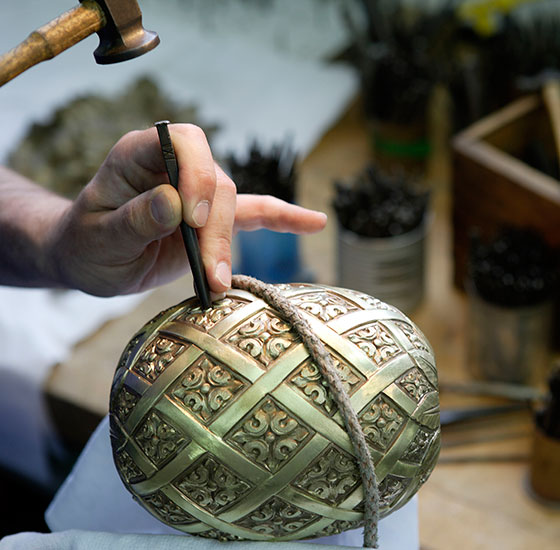 Il faut tout d’abord choisir le modèle en fonction de la demande du client ou en complément d’une collection. Le sculpteur procède alors à la réalisation des modèles, en bois ou en plâtre qui sont ensuite confiés au fondeur d’art. Il faut tout d’abord choisir le modèle en fonction de la demande du client ou en complément d’une collection. Le sculpteur procède alors à la réalisation des modèles, en bois ou en plâtre qui sont ensuite confiés au fondeur d’art.