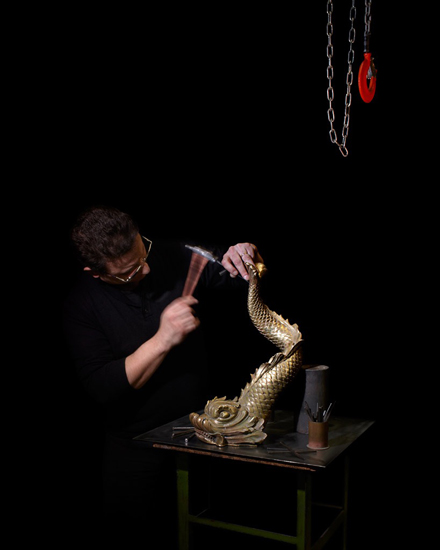 Sortis du moule et refroidis, les bronzes bruts sont ébarbés et ciselés. Sortis du moule et refroidis, les bronzes bruts sont ébarbés et ciselés.