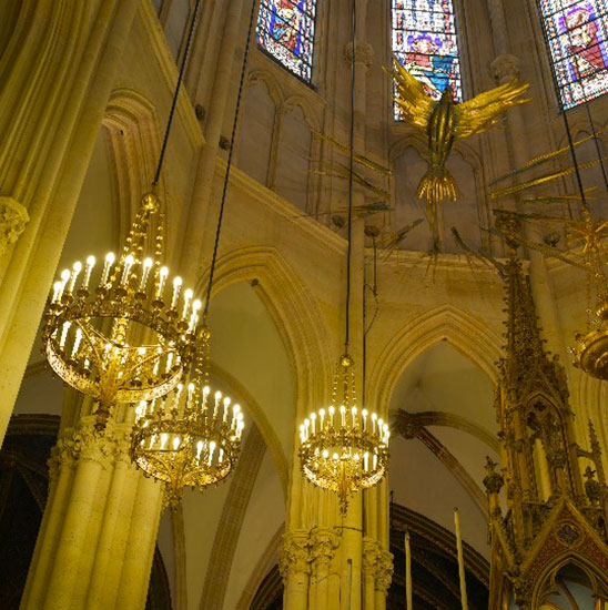 The missing pieces were reflowed, chiseled, then the chandeliers parts were polished and varnished with a gold ton before being remounted.
