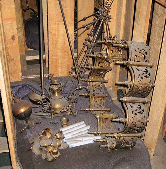 Chaque lustre a été entièrement démonté dans nos ateliers. Chaque lustre a été entièrement démonté dans nos ateliers.