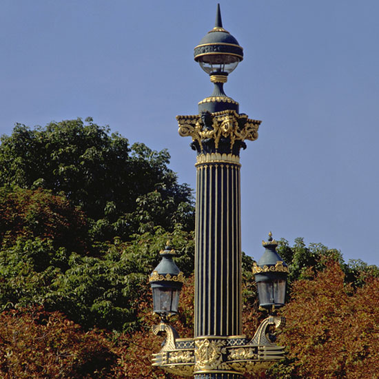 Pour restaurer les lanternes des rostres et les lanternes sommitales de la place de la Concorde, les Monuments Historiques ont naturellement fait appel à Delisle pour cette restauration de grande ampleur en raison de l'état extrêmement dégradé des ouvrages.