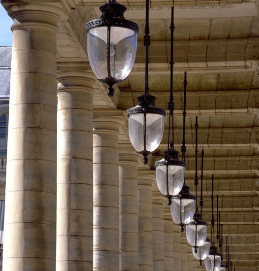 Le Palais Royal<br />
Depuis plus de 40 ans, nos ateliers sont sollicités pour entretenir, restaurer ces lanternes soumises à la pollution, aux pigeons qui en font souvent leur nid et aux enfants qui jouent au ballon ! 
Ainsi les verres bombés de l'origine sont aujourd'hui remplacés, par des éléments en altuglass pour des raisons de sécurité.