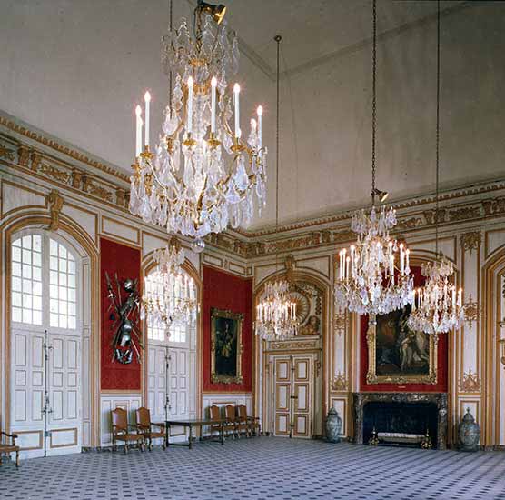 Situés en façade de l’Hôtel des Invalides, les salons de la Légion d’Honneur sont illuminés par deux rangées de lustres en bronze doré et grandes plaquettes de cristal de Bohême, issus de nos ateliers, bien sûr. Situés en façade de l’Hôtel des Invalides, les salons de la Légion d’Honneur sont illuminés par deux rangées de lustres en bronze doré et grandes plaquettes de cristal de Bohême, issus de nos ateliers, bien sûr.