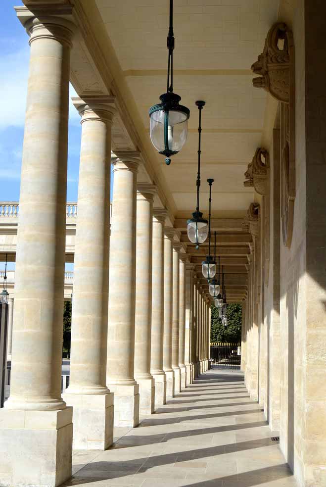 Le Palais Royal<br/> Depuis plus de 40 ans, nos ateliers sont sollicités pour entretenir, restaurer ces lanternes soumises à la pollution, aux pigeons qui en font souvent leur nid et aux enfants qui jouent au ballon ! Ainsi les verres bombés de l'origine sont aujourd'hui remplacés, par des éléments en Altuglas pour des raisons de sécurité.