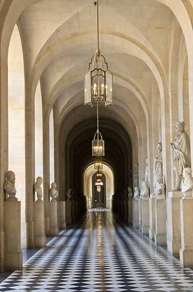 Lanternes des Galeries de pierre du rez-de-chaussée.