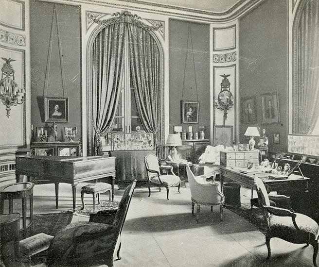 Les appliques Delisle apparaissent sur cette photo de l'intérieur du palais de Tsarkoe Selo Les appliques Delisle apparaissent sur cette photo de l'intérieur du palais de Tsarkoe Selo