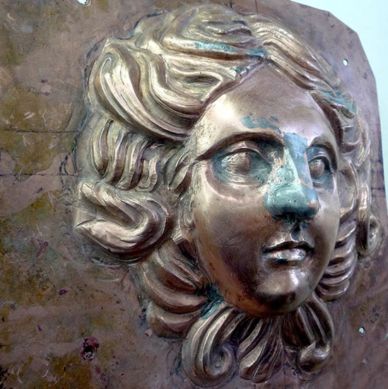 Le visage du soleil central est repoussé au marteau Le visage du soleil central est repoussé au marteau