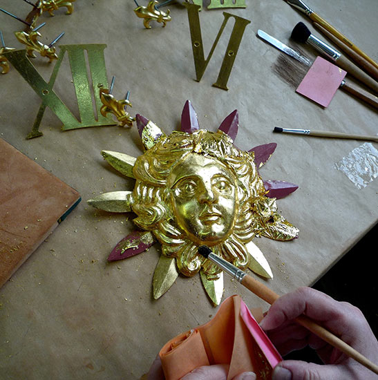 A l'atelier, le soleil est doré à la feuille d'or. A l'atelier, le soleil est doré à la feuille d'or.