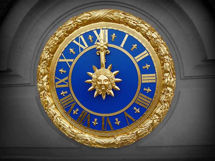 L'horloge est posée au fronton du château. <br />
Le mécanisme électronique piloté par radio permet à cette horloge d’être à l’heure, été comme hiver. L'horloge est posée au fronton du château. <br />
Le mécanisme électronique piloté par radio permet à cette horloge d’être à l’heure, été comme hiver.