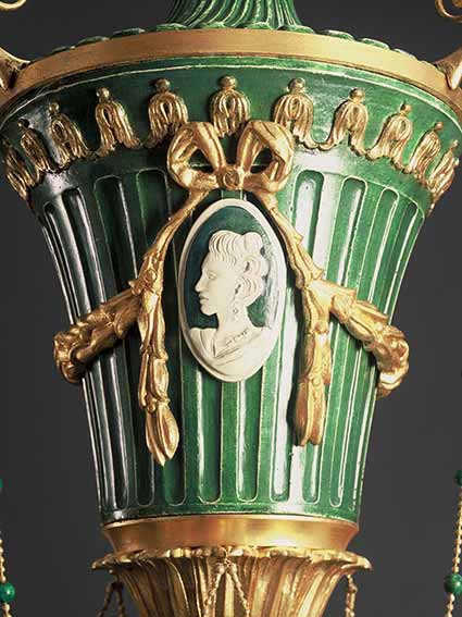 Détail du lustre recréé aujourd'hui dans les ateliers Delisle. Détail du lustre recréé aujourd'hui dans les ateliers Delisle.