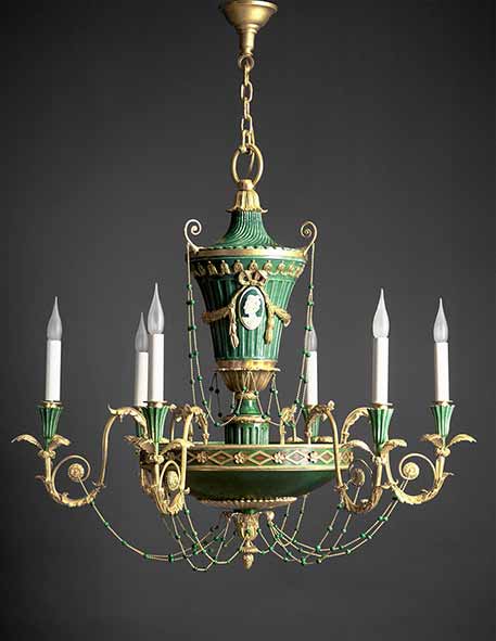 Le nouveau lustre du Tsar Nicolas II dans son ensemble. Le nouveau lustre du Tsar Nicolas II dans son ensemble.