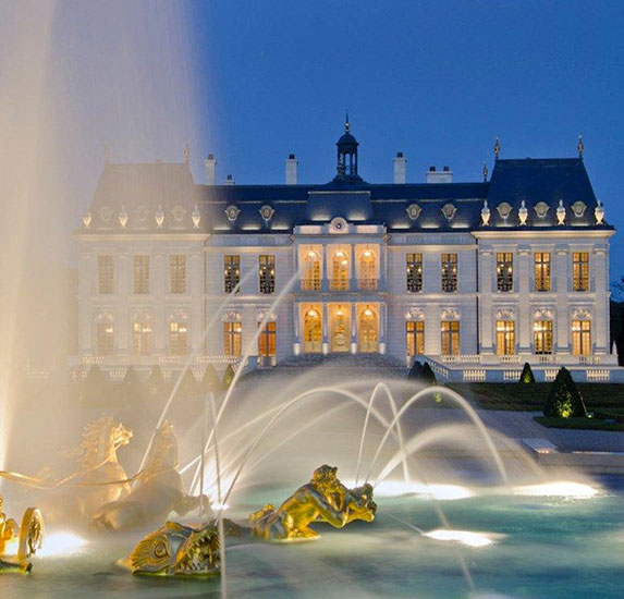 Vue du château Louis XIV depuis le parc, inspiré de Le Nôtre. <br />
© Photo COGEMAD