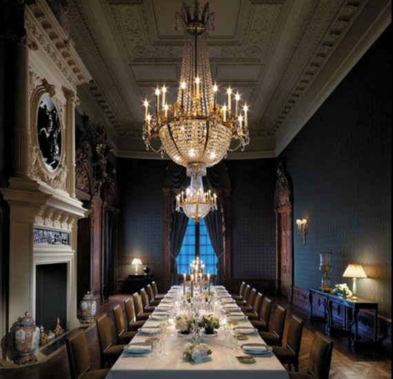Ce chantier de plusieurs mois a consisté en une restauration des quelques luminaires encore en place et une reproduction des différents modèles des lustres du Salon et de la Salle à Manger. Ce chantier de plusieurs mois a consisté en une restauration des quelques luminaires encore en place et une reproduction des différents modèles des lustres du Salon et de la Salle à Manger.