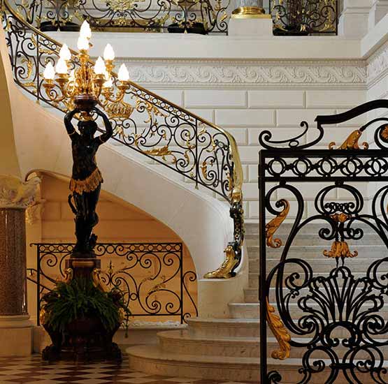La Maison Delisle a restauré une somptueuse torchère en bronze et marbre qui contrôle désormais l’accès du grand Escalier d’Honneur. La Maison Delisle a restauré une somptueuse torchère en bronze et marbre qui contrôle désormais l’accès du grand Escalier d’Honneur.