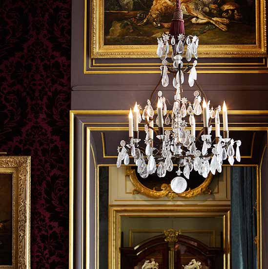 Nos ateliers ont restauré des petits lustres et ont fourni quatre superbes reproductions d’un lustre XVIIIème en fer doré et cristaux de roche de la collection privée Delisle.