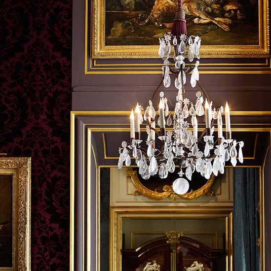 Our craftsmen restaured small chandeliers and provided four splendid reproductions of a gold iron and crystals XVIII century chandelier from the Delisle private collection.
